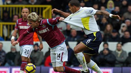 Tottenham - West Ham: Huddlestone(vpravo) v souboji s Kováem