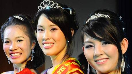 Miss Vietnam R Nguyen Mai Anh, první vicemiss Nguyen Thu Trang a druhá vicemiss Dinh Thi Thanh Hoa 