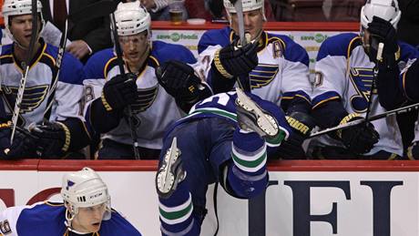 Vancouver - St. Louis: Steve Bernier letí na stídaku Blues