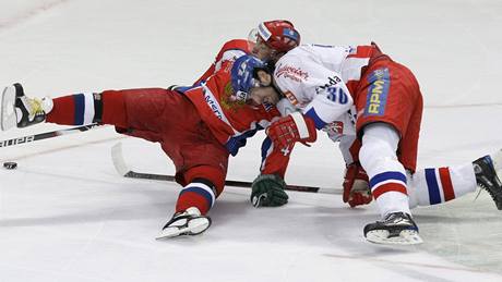 eský gólman Marek Schwarz sleduje, jak Jaroslav Bedná atakuje ruského protihráe Olega Saprykina.