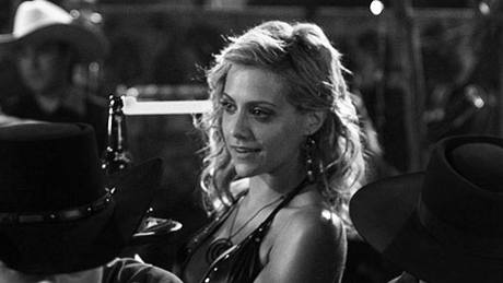 Brittany Murphyová ve filmu Sin City - Msto híchu