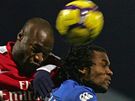 Portsmouth - Arsenal: domc Frederic Piquionne (vpravo) v hlavikovm souboji s Williamem Gallasem