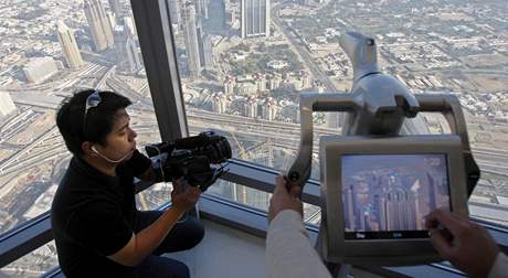 Vhled z noblesnho mrakodrapu Burd Dubaj vysokho pes 800 metr.