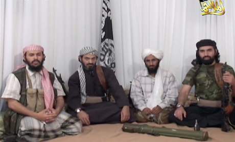 Na snímku z videa údajné vedení Al-Kajdy na Arabském poloostrov. Dva z nj...