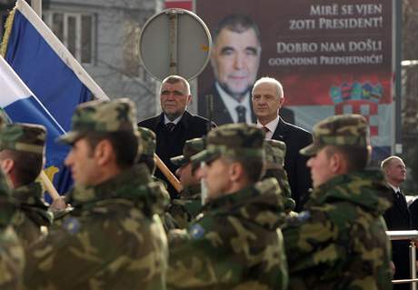  Prezidenti Chorvatska a Kosova Stipe Mesi (vlevo) a Fatmir Sejdiu sledují vojenskou pehlídku v Pritin (8.1.2010)