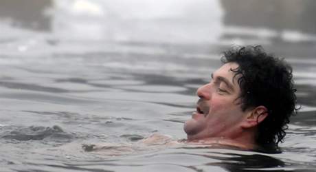 V chladné vod Velkého Boleveckého rybníka v Plzni se uskutenilo tradiní plavání otuilc. (1.1.2010) 