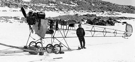 Na snímku z roku 1912 je letadlo, které na Nový rok nali po dlouhém pátrání australtí vdci.