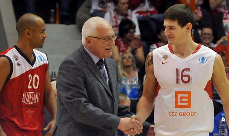 Prezident Václav Klaus na basketbalovém zápase v EZ Aren. (5.1.2010) 