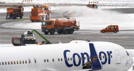 Zima v Nmecku, na snmku odklzen snhu na ranveji na letiti ve Frankfurtu (9. ledna 2010)