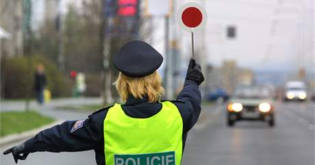 Jízdu opilé eny, která vezla dvouleté dít, ukonila policejní kontrola Jablnce na Vsetínsku.