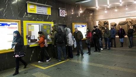 Fronta na kupony MHD v praském metru na stanici I. P. Pavlova (6. ledna 2009)