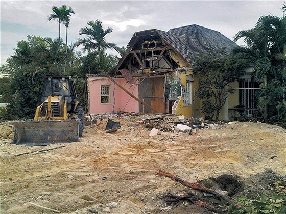  Koený bydlí v zatím nezbourané ásti domu na Bahamách.  
