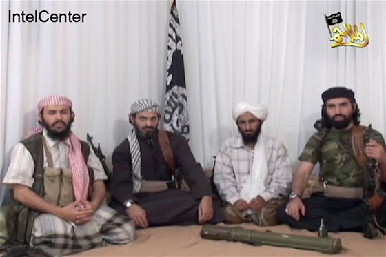 Na snímku z videa údajné vedení Al-Kajdy na Arabském poloostrov. Dva z nj...