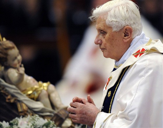 Pape Benedikt XVI. pi novoroní mi ve vatikánské bazilice Sv. Petra