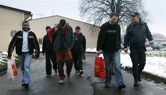 První skupinu vz propustili na Nový rok po 8. hodin ve vznici Ostrov. (1.1.2010) 