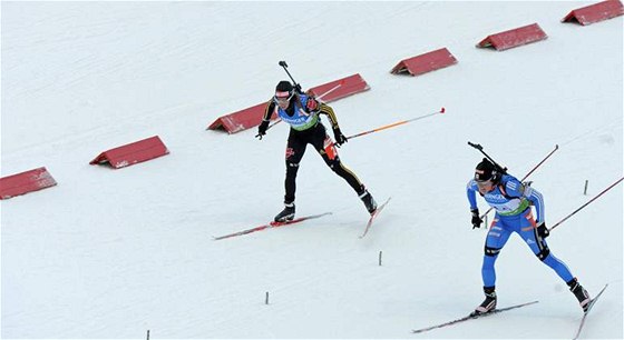 Andrea Henkelová (vlevo) a Svtlana Slepcovová ve finii závodu tafet na SP v Oberhofu