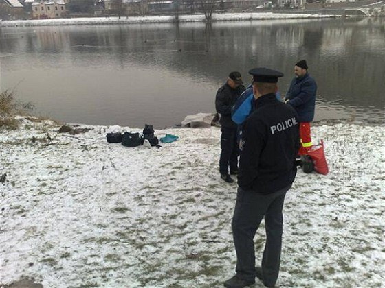 Stráníci objevili v potoce ve Starém Lískovci mrtvolu estaticetiletého mue. Ilustraní foto