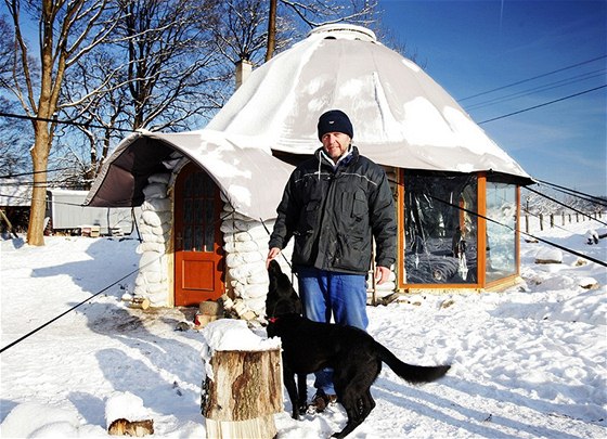 V Jindichovicích pod Smrkem jsou dvee otevené vem zájemcm o hlinný domek