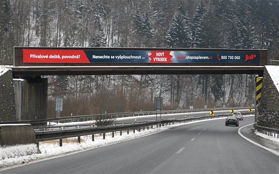 Motoristé mohou vnovat pozornost tení billboardu a na nebezpeném míst havarovat.