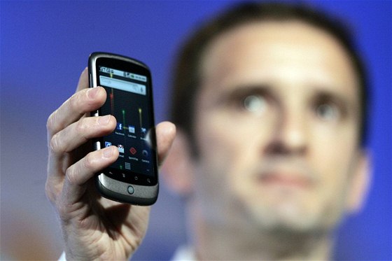 Mario Queiroz, viceprezident produktového managementu Google, pedvádí telefon Nexus One