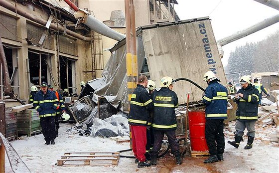 Výbuch v továrn gumáren Avon Automotive v Rudníku na Trutnovsku. (4. ledna 2010)