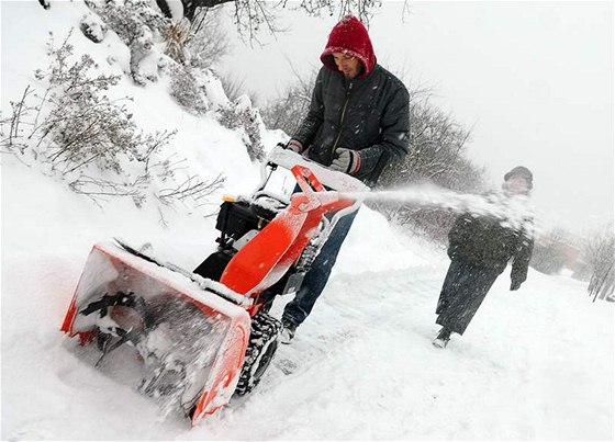 Mu odklízí sníh z chodníku ve Zlín. (8. ledna 2010)