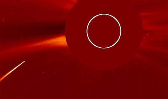 Na kometu upozornil 2. ledna australský amatérský astronom Alan Watson. V kamee korónografu je terík, který zakryje Slunce, aby koróna vbec byla vidt - fotosféra je toti o est ád jasnjí.