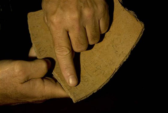 Izraelský archeolog Josef Garfinkel ukazuje keramický step s nejstarím rozlutným hebrejským nápisem.