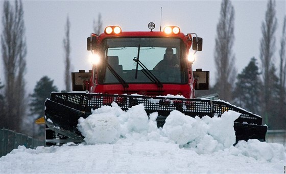 Rolba upravuje na praském Strahov technický sníh ped závodem Tour de Ski. V úterý ho me vyzkouet i veejnost (4. ledna 2010)