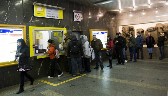 Fronta na kupony MHD v praském metru na stanici I. P. Pavlova (6. ledna 2009)