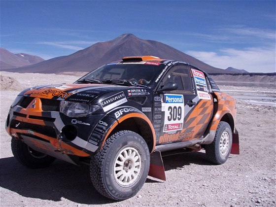 PED HAVÁRIÍ. Zapletalovo Mitsubishi tento rok do cíle Rallye Dakar nedojede.