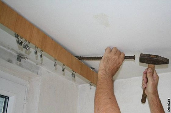 Vhodné kovové páidlo zasute mezi strop a garny, pomozte si kladívkem. 