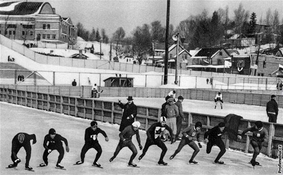 Hromadný start rychlobrusla na zimních olympijských hrách v Lake Placid 1932