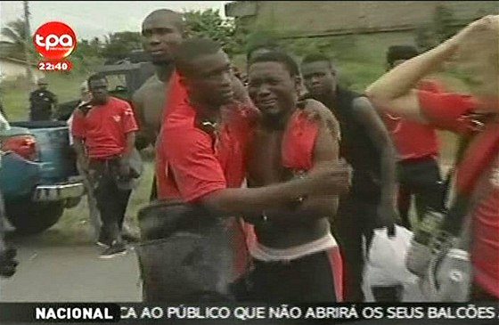 Televizní zábry napadené výpravy fotbalist Toga.