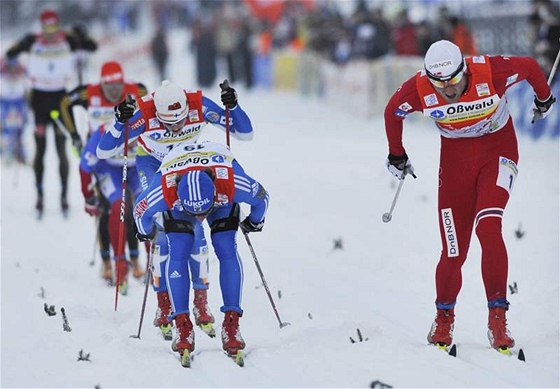 Petter Northug (vpravo) vítzí v závod Tour de Ski v nmeckém Oberhofu, vlevo od nj druhý Rus Vyleganin a tetí Fin Heikkinen