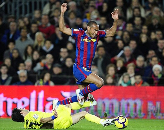 FC Barcelona - Villarreal: domácí Thierry Henry (nahoe) je faulován Javim Ventou