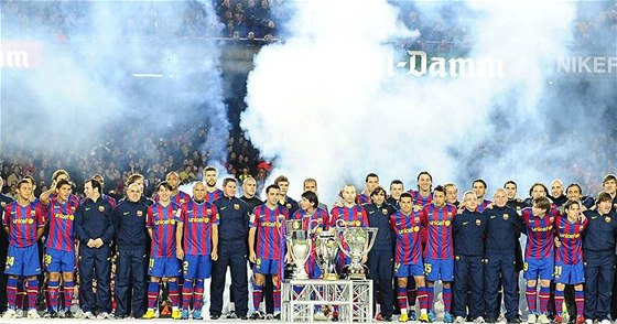 Fotbalisté Barcelony pózují se svými trofejemi za rok 2009.