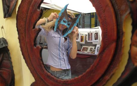 Miss world Tana Kuchaov si zkou masku na trhu.