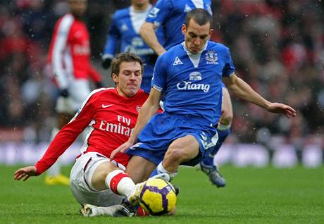 Arsenal - Everton: Ramsey z Arsenalu fauluje evertonskho Osmana