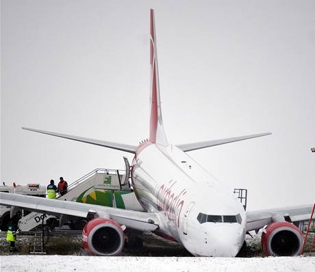 Boeing 737-800 spolenosti Air Berlin sjel na letiti v nmeckm Dortmundu po smyku z ranveje. (3. ledna 2010)