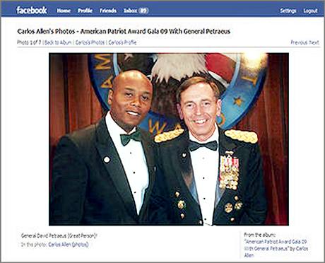 Carlos Allen (vlevo) s americkm generlem Davidem Petraeusem. 
