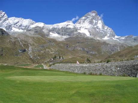 Il Picciolo Golf Club, v pozad sopka Etna.