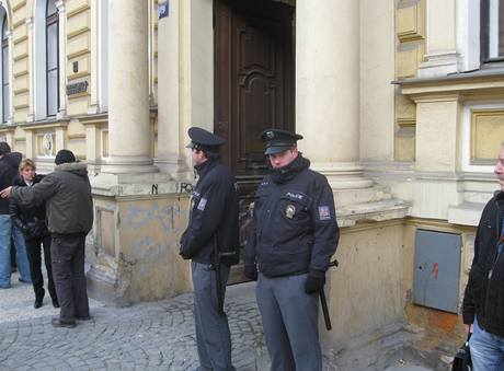 Ped soudem cel den hldkovali policist