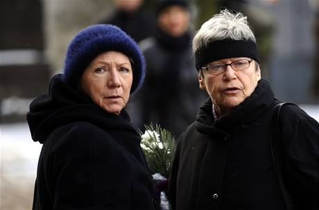 Hereky Dana Syslov (vlevo) a Liliana Malkinov na pohbu Mileny Dvorsk