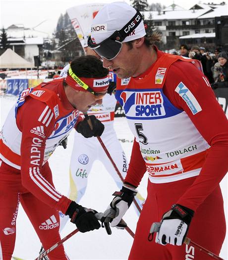 Petter Northug (vlevo) Dario Cologna na Tour de Ski 