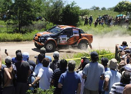 Miroslav Zapletal a jeho spolujezdec Tom Ouednek s Mitsubishi bhem Dakaru 2010