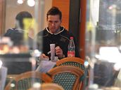 Soustedn teplickch fotbalist, Vachouek na kafku v hotelov recepci se spoluhri