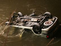 V Bezov na Karlovarsku spadlo do eky Tepl osobn auto. (1.1.2010)
