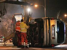 V Bezov na Karlovarsku spadlo do eky Tepl osobn auto. V eky ho vyprostili hasii. (1.1.2010)