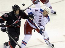 Carolina - NY Rangers: Ale Kotalk (vpravo) z Rangers a Eric Staal z Caroliny.